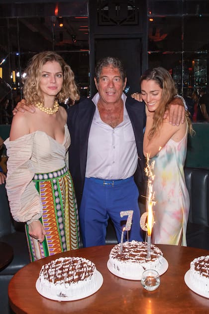 El homenajeado con sus hijas Lucía y Sofía al momento de cortar la torta de cumpleaños, de mousse de chocolate. Los invitados también degustaron tiramisú, lemon pie y crème brûlée