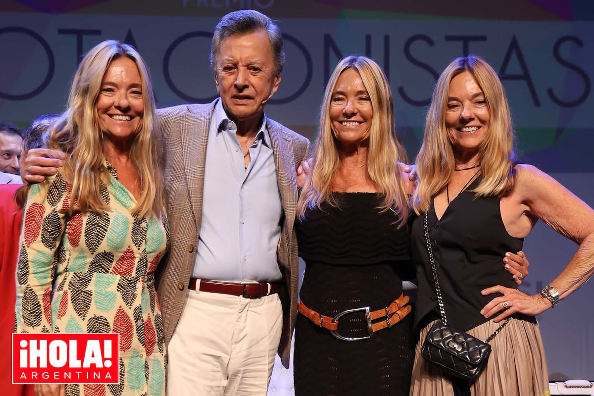 El homenajeado de la noche junto a las Trillizas de Oro, quienes le agradecieron a Palito el apoyo que les dio en sus comienzos y durante toda su carrera.