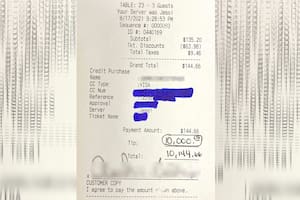 El homre gastó menos de 150 dólares y dejó como propina 1000 dólares a cada uno de los 10 empleados que trabajó esa noche