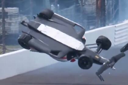 El Honda de Nolan Siegel en el aire, tras impactar contra el muro exterior, en la jornada de entrenamientos libres de las 500 millas de Indianápolis.