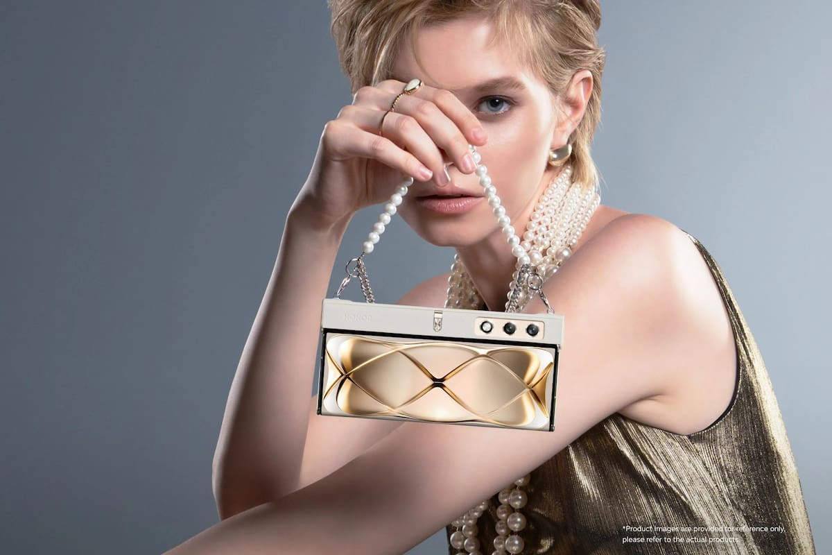 El Honor V Purse es un smartphone con una pantalla plegable externa; por su diseño y las imágenes que muestra en pantalla simula ser una cartera