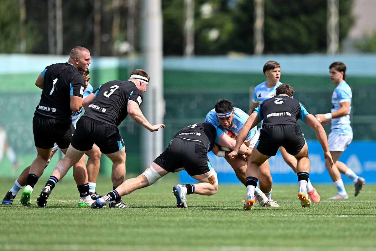 El hooker sanjuanino Manuel Cúneo Camargo va contra dos ingleses; el rival fue superior en el contacto