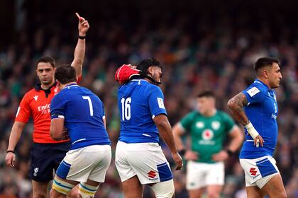 El hooker suplente Hame Faiva, de Italia, recibe una tarjeta roja por un tackle alto, en una decisión del árbitro Nika Amashukeli, que cambió por completo el partido ante Irlanda