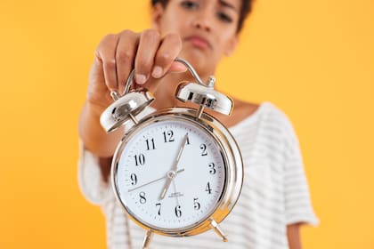 El horario de verano comenzará el domingo 8 de marzo de 2026 a las 2 hs