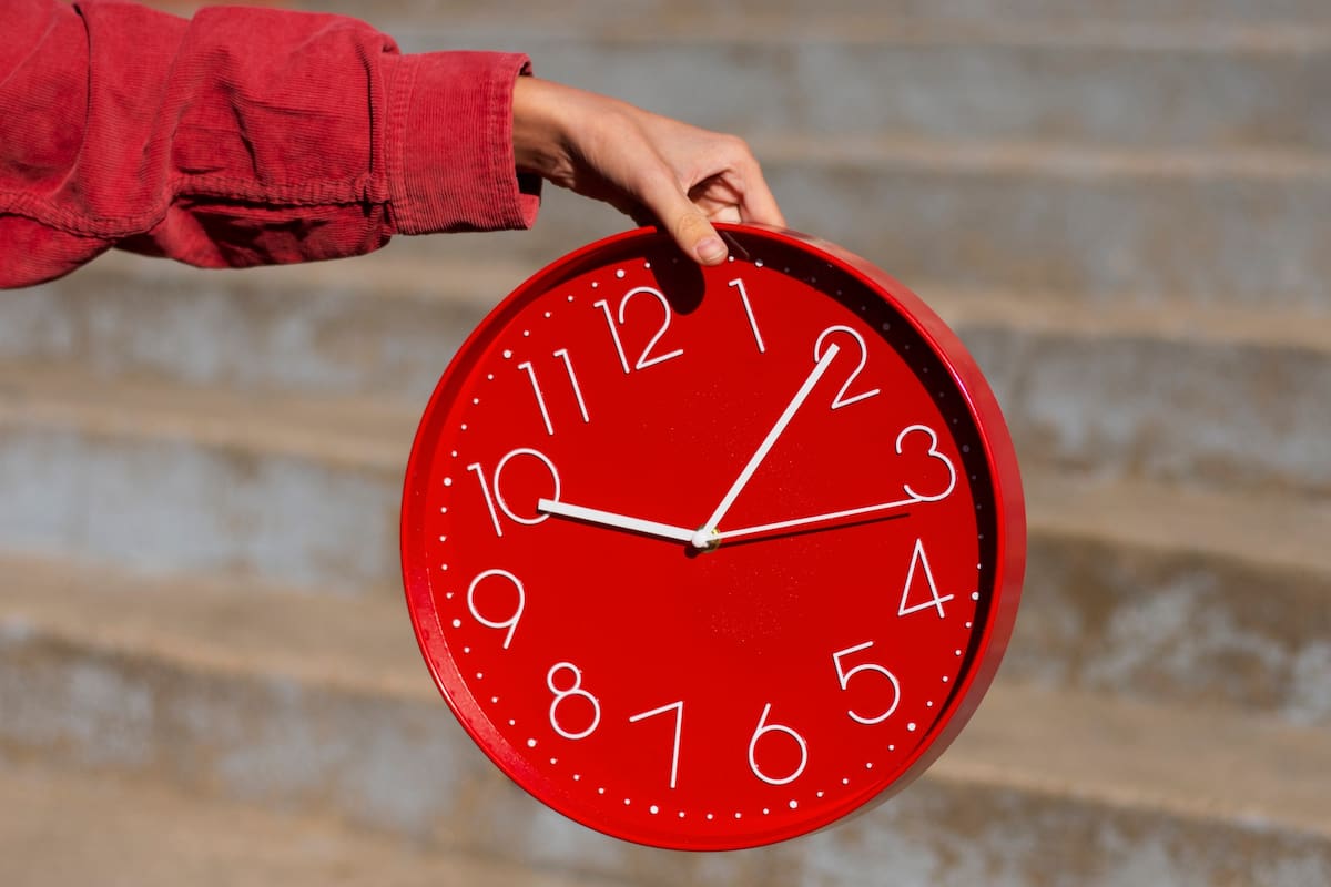 El horario de verano comienza en la madrugada; los expertos recomiendan cambiar la hora en los relojes antes de irse a dormir