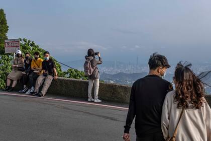 El horizonte de Taipei, Taiwán. La obstinada resistencia de Ucrania a la invasión y la ayuda que ha recibido como resultado han inspirado a Taiwán y le han hecho repensar su propia estrategia militar. (Lam Yik Fei/The New York Times)