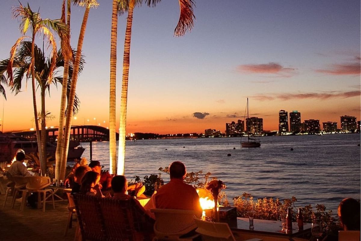 “El horizonte, ese es nuestro espectáculo”, dice el dueño (segunda generación) del icónico Rusty Pelican (Crédito: Instagram/@rustypelicanmiami)