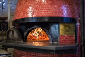 El horno de Antonio's llegó desde Nápoles y pesa toneladas.