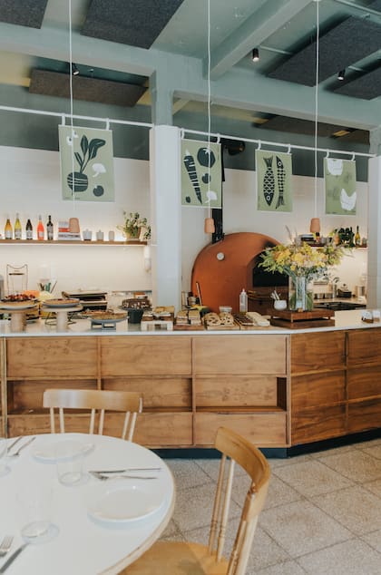 El horno de barro y las guarniciones y pastelería a la vista, clásicos de Casa Sáenz
