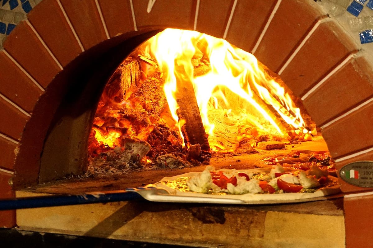 El horno de Siamo nel forno y el privilegiado sello que asegura que ahí se consigue la verdadera pizza napolitana