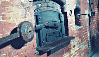 El horno es de ladrillos refractarios.