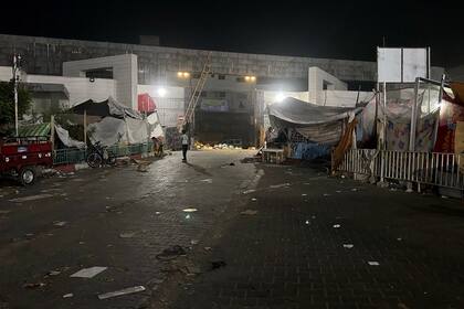 El hospital Al-Shifa anoche, con sus últimas provisiones de combustible para alimentar los generadores (Photo by Ismail Zanoun / AFP)