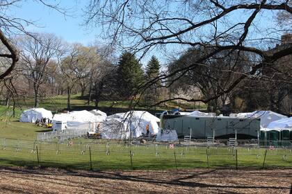 El hospital de campaña en Central Park está preparado para recibir a un total de 68 pacientes; medio centenar de médicos y enfermeros trabajan allí