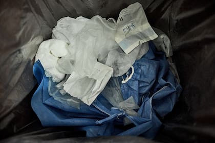 El hospital usa 600 kits de protección, 1000 barbijos quirúrgicos, 50 camisolines y 60 barbijos N-95 por día