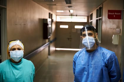 Daniel Toledo, de 33 años, y Patricia Nievas, de 45. Ambos son enfermeros en el hospital Alberto Balestrini