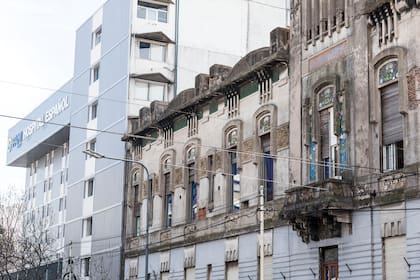 El Hospital Español ocupa una cuadra sobre avenida Belgrano, en Balvanera, con dos edificios: el más moderno (antes era rojizo y ahora gris) y el más antiguo con su histórica cúpula; ambos están en venta por US$22 millones