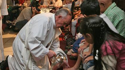 Otra memorable visita fue la del Cardenal Jorge Bergoglio que ofició una misa y lavó los pies de los niños internados en el hospital el 9 de abril de 2009