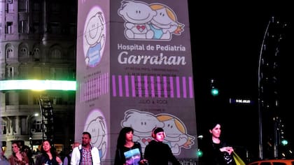 El Obelisco fue iluminado para festejar los 30 años del hospital