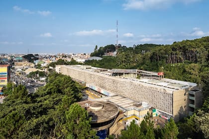 El Hospital Municipal M’Boi Mirim, una de las 34 unidades del sistema público que administra el Einstei Hospital Israelita, está ubicado frente a una favela y tiene acreditación internacional por la calidad y la seguridad de la atención.