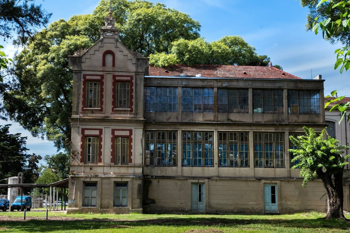 El Hospital Vicente López y Planes, en General Rodríguez, el lugar donde se encuentra internado en policía baleado