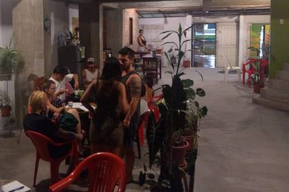 El hostel donde se están quedando junto a otros extranjeros