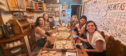 El hostel ofrece desayuno y habitación compartida con aire acondicionado para el voluntario