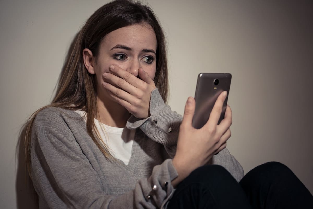 El hostigamiento digital es una forma de acoso o intimidación que puede ocurrir a través de redes sociales, plataformas de mensajería y teléfonos móviles.