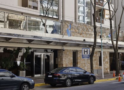 El hotel 15 de diciembre, propiedad del sindicato de Moyano, en la calle Santa Fe, en el centro de Mar del Plata; se investigan maniobras de lavado de dinero y fraude