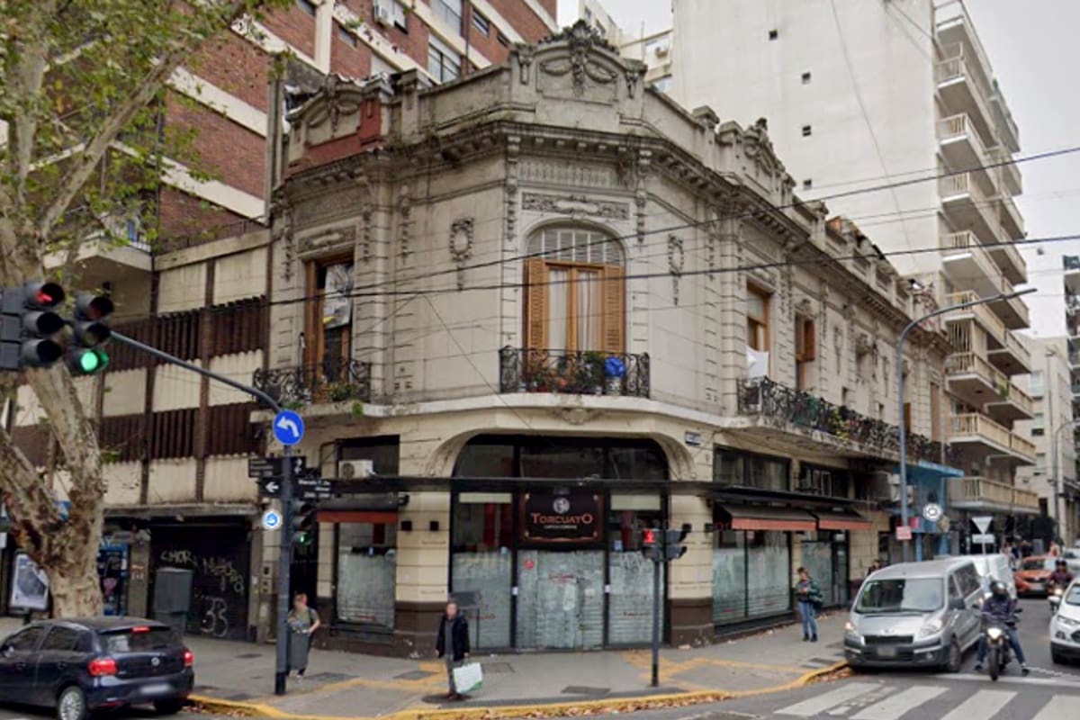 El hotel abandonado se encuentra situado sobre la Av. Pueyrredón al 1303
