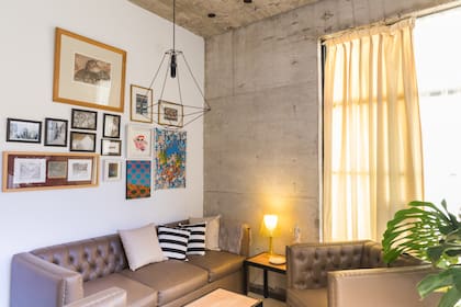 El hotel boutique y galería de arte está ubicado en pleno centro.