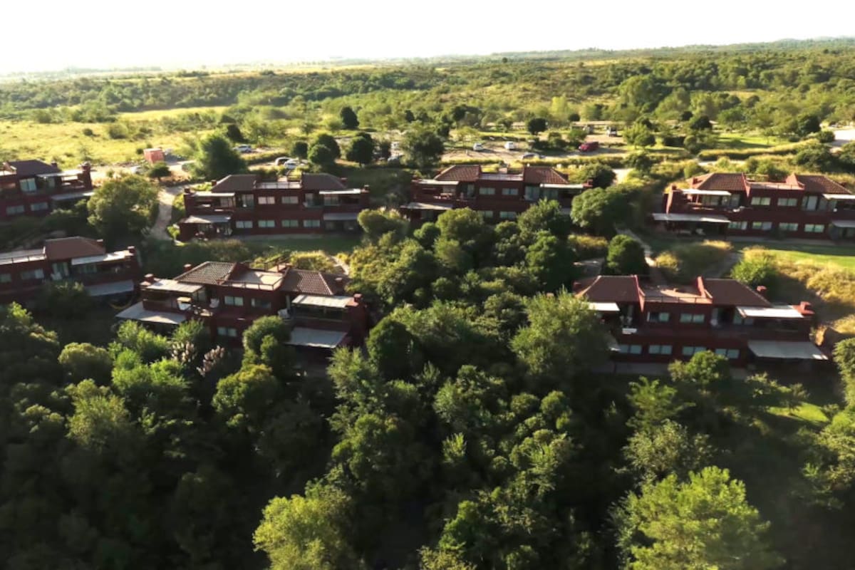 El hotel cinco estrellas en Villa Giardino, Córdoba, es uno de los ejemplos del modelo fractional ownership, que permite a pequeños inversores participar en proyectos hoteleros en destinos de alto nivel