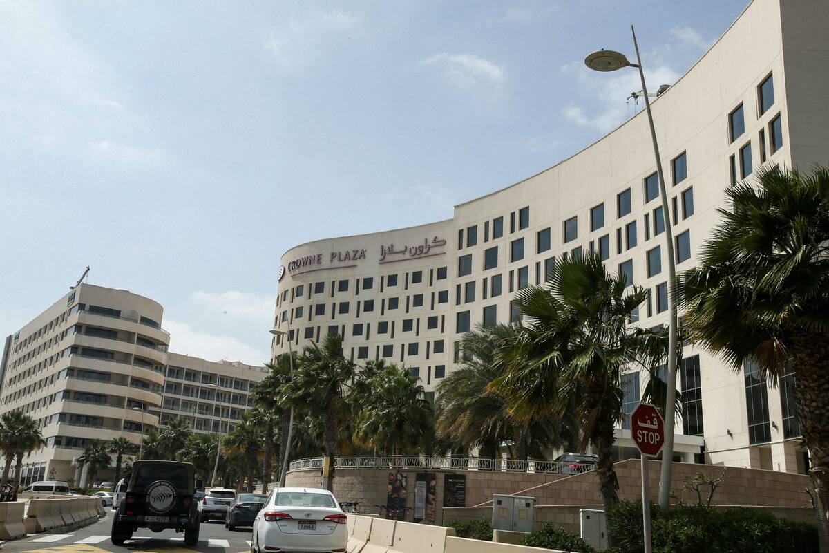 El hotel Crowne Plaza de Abu Dhabi, donde están aislados los ciclistas