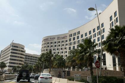 El hotel Crowne Plaza de Abu Dhabi, donde están aislados los ciclistas