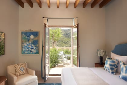 El hotel cuenta con 26 habitaciones que lucen el típico estilo mallorquí en estampas, colores claros y materiales nobles como la madera, la piedra y el hierro forjado.