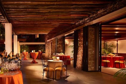 El hotel cuenta con la posibilidad de mejorar la experiencia gastronómica y reservar tu propio chef o luau privado (banquete tradicional hawaiano) dentro de la residencia o experimentar los eventos del resort en el The Cliff House o en el Beach Club.