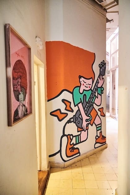 El hotel cuenta con muchos balcones y ventanales que le aportan una gran iluminación a los ambientes intervenidos por sus habitantes