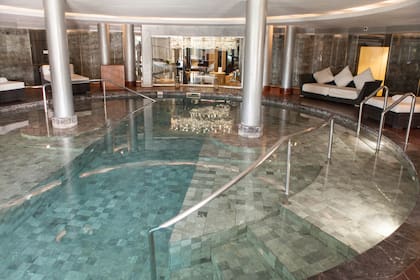El hotel cuenta con un spa que tiene pileta diseñada con los colores del río de la Plata.