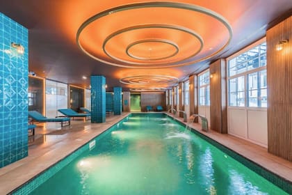El hotel cuenta con una pileta climatizada interior, integrada al área de spa