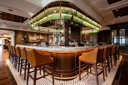 El hotel cuenta con varios restaurantes y bares en su interior