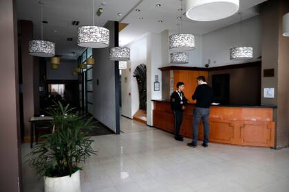 Empleados del gremio trabajan para tener listo el hotel para el lunes próximo
