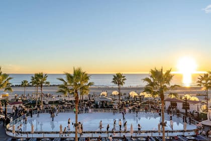 El Hotel del Coronado cuenta con una pista de hielo cerca de la playa y este 2025 prepara una temática especial (hoteldel.com)