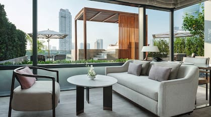 El hotel es un oasis de tranquilidad junto al río en el centro de la cacofónica Bangkok