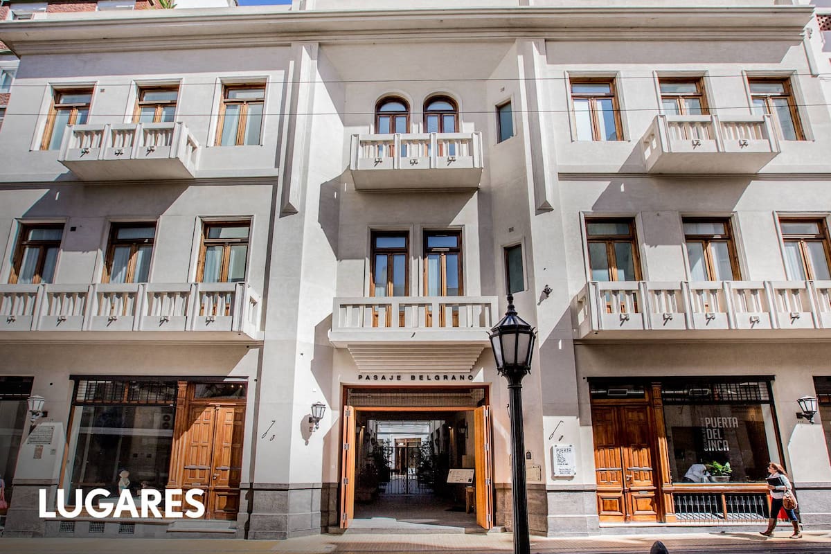 El hotel está dentro del pasaje