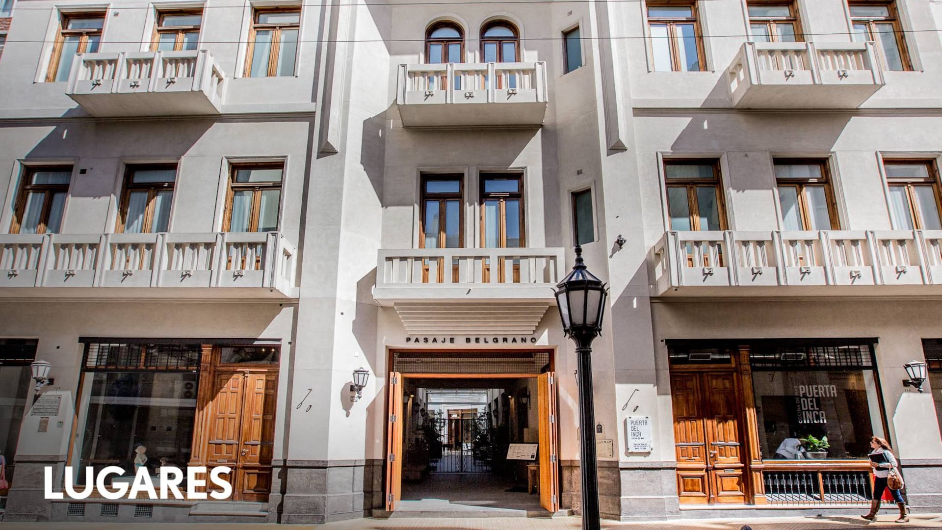 El hotel está dentro del pasaje