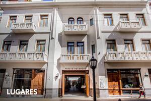 El hotel está dentro del pasaje