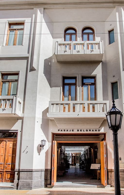 El hotel está dentro del pasaje