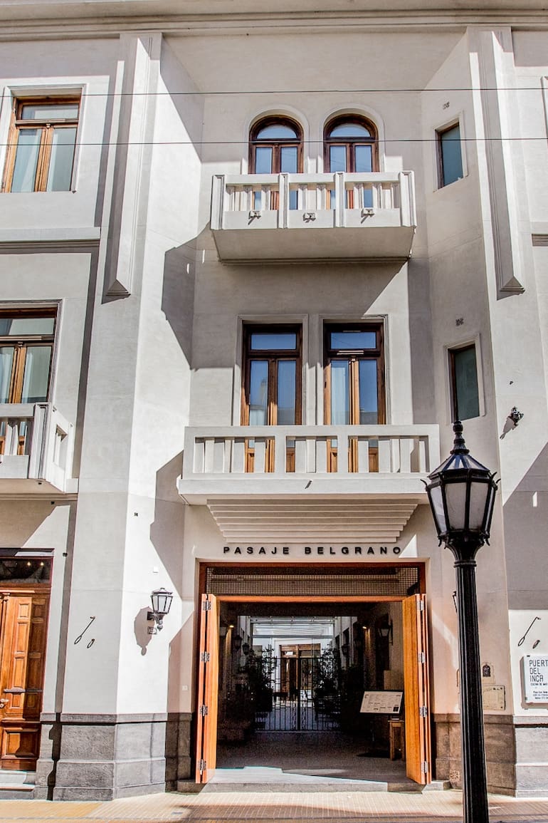El hotel está dentro del pasaje