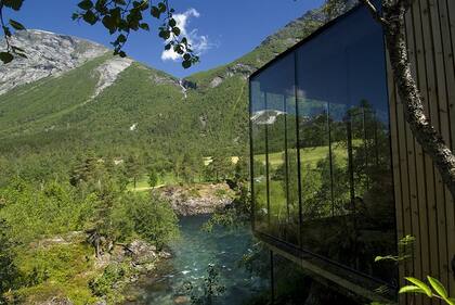 El hotel está enclavado en uno de los sitios más visitados de Noruega. Geirangerfjord es Patrimonio de la Humanidad de la UNESCO.