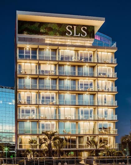 El hotel está entre los dos rascacielos de 30 pisos cada uno