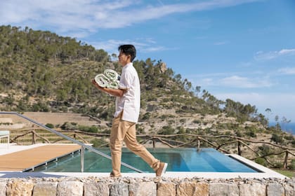 El hotel está rodeado de campos de olivares, algarrobos, vides y almendros.